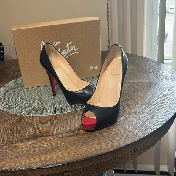 Selling Christian Loutin heels - Picture 7 of 9